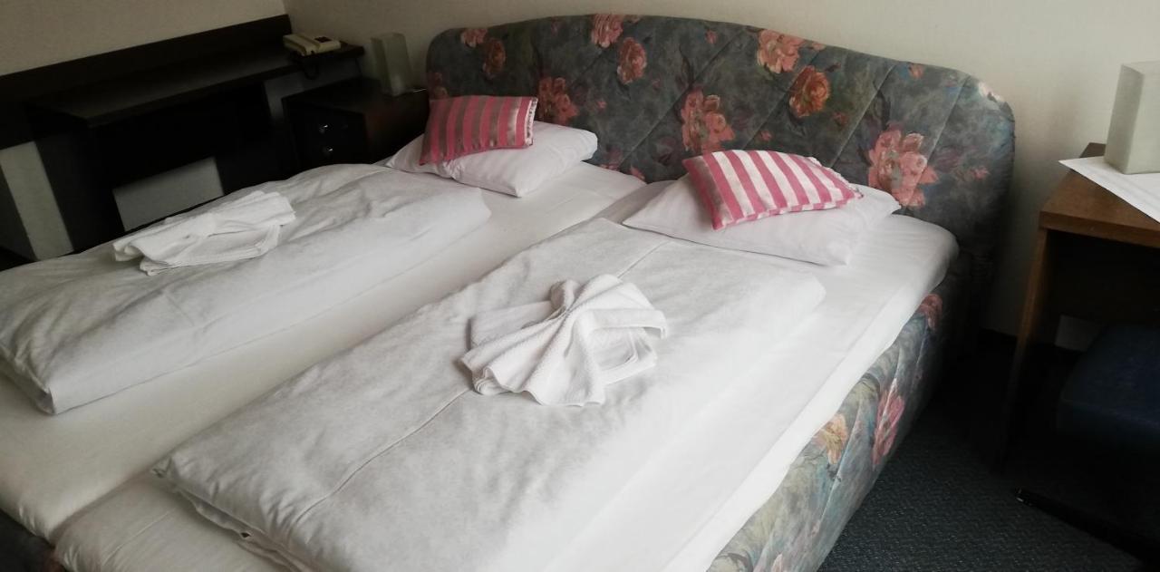 Hotel Apollo Valašské Meziříčí Exteriör bild